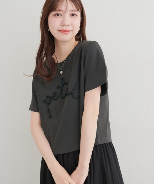 natural couture(ナチュラルクチュール)の「リボンテープ刺繍ロゴT(Tシャツ/カットソー・レディース・オフホワイト/サックスブルー/チャコールグレー・FREE)」の15枚目の写真