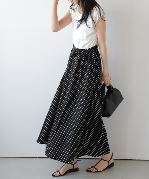 AMELY(エミリー)の「ドット柄ロングワンピース(ワンピース・レディース・ホワイト×ホワイト/ブラック×ホワイト/ブラック×ブラック/ホワイト×ブラック・フリー)」の2枚目の写真