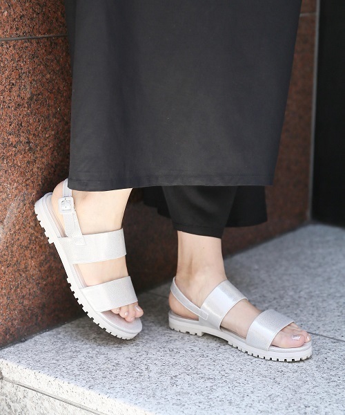 LEPSIM（レプシィム）の「2ベルトフラットサンダル　717067（サンダル・レディース・ブラック/オフホワイト/ブラック系その他/シルバー・SMALL/LARGE/MEDIUM）」の4枚目の写真