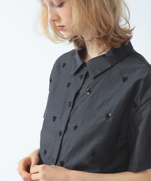 Ray BEAMS(レイビームス)の「ビーズ 刺繍 クロップド シャツ(シャツ/ブラウス・レディース・ホワイト系その他6/チャコールグレー・ONE SIZE)」の18枚目の写真
