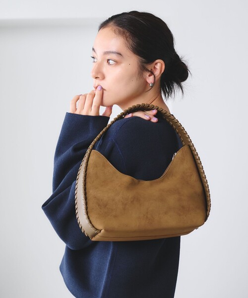 BEAUTY&YOUTH UNITED ARROWS(ビューティーアンドユースユナイテッドアローズ)の「レザーライク カガリ ワンショルダーバッグ(ショルダーバッグ・レディース・ブラック/モカ・FREE)」の2枚目の写真