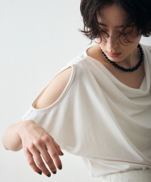 Trish(トリッシュ)の「肩開きドレーププルオーバー(Tシャツ/カットソー・レディース・ブラック/ホワイト/ブラウン・MEDIUM)」の19枚目の写真