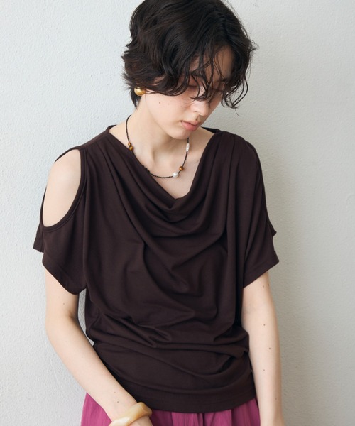 Trish(トリッシュ)の「肩開きドレーププルオーバー(Tシャツ/カットソー・レディース・ブラック/ホワイト/ブラウン・MEDIUM)」の4枚目の写真