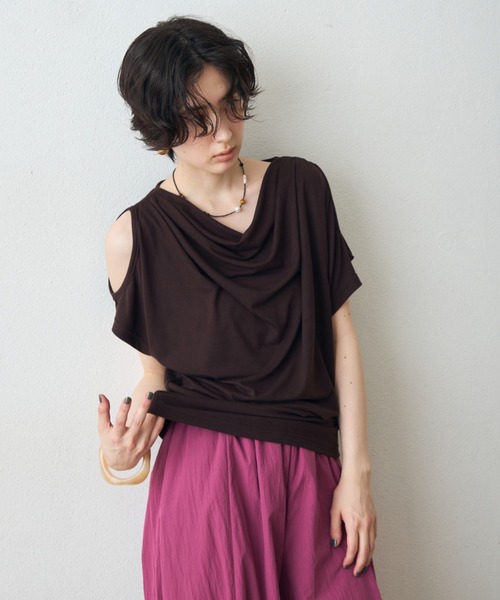 Trish(トリッシュ)の「肩開きドレーププルオーバー(Tシャツ/カットソー・レディース・ブラック/ホワイト/ブラウン・MEDIUM)」の5枚目の写真