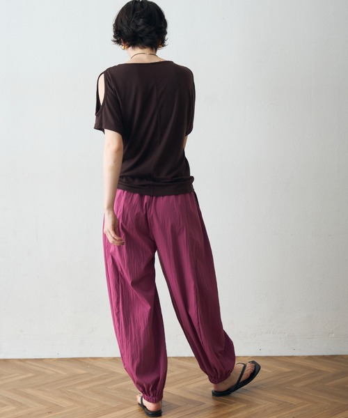 Trish(トリッシュ)の「肩開きドレーププルオーバー(Tシャツ/カットソー・レディース・ブラック/ホワイト/ブラウン・MEDIUM)」の10枚目の写真