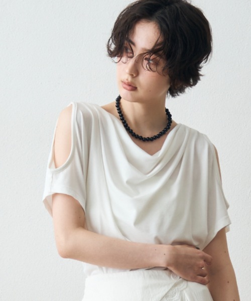 Trish(トリッシュ)の「肩開きドレーププルオーバー(Tシャツ/カットソー・レディース・ブラック/ホワイト/ブラウン・MEDIUM)」の13枚目の写真