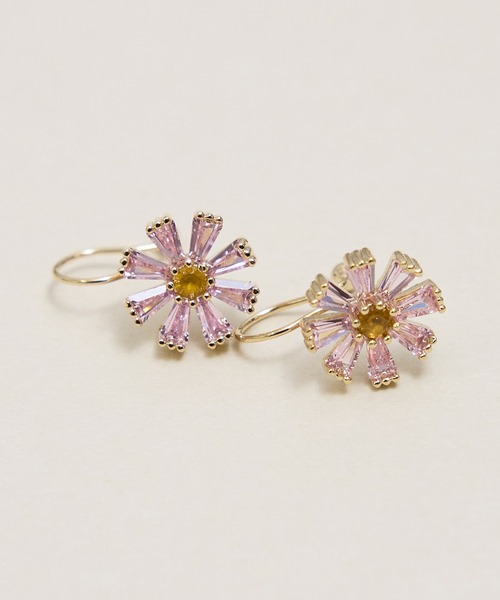 Zoule(ゾーラ)の「Zoule ゾーラ:FLOWER LETTER SERIES jewel flower letter 8 花言葉 コスモス イヤリング(イヤリング・レディース・ピンク・FREE)」の1枚目の写真