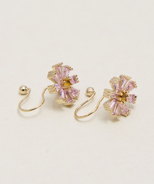 Zoule(ゾーラ)の「Zoule ゾーラ:FLOWER LETTER SERIES jewel flower letter 8 花言葉 コスモス イヤリング(イヤリング・レディース・ピンク・FREE)」の3枚目の写真