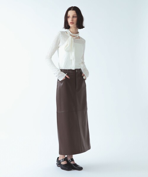 Ray BEAMS(レイビームス)の「フェイク レザー ロング タイト スカート(スカート・レディース・ダークブラウン/ブラック・0/1)」の5枚目の写真