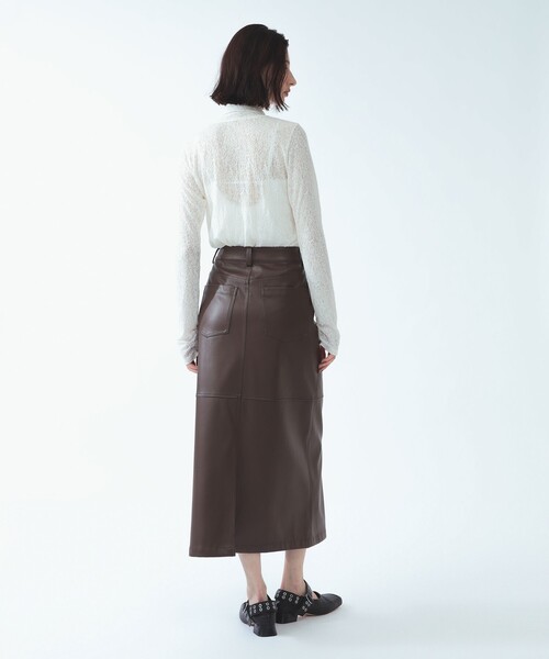 Ray BEAMS(レイビームス)の「フェイク レザー ロング タイト スカート(スカート・レディース・ダークブラウン/ブラック・0/1)」の6枚目の写真