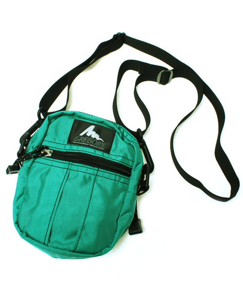 GREGORY(グレゴリー)の「GREGORY/グレゴリー QUICK POCKET S/クイックポケット S(ショルダーバッグ・レディース・ピンク/サックスブルー/ネイビー/パープル/ブラック/スカイブルー/チャコールグレー/ブルー/インディゴブルー/ブルー系その他/バイオレット/グリーン系その他/ダークブルー/グレー系その他/その他6/レッド系その他/イエロー系その他/ベビーピンク/パープル系その他/ダークインディゴブルー/カモフラージュ/その他/その他5/その他3/その他4/グリーン系カモフラージュ/ブラウン系カモフラージュ/スモークグレー/その他2/その他1/ガンメタ/ブラック×ゴールド/その他7/プラム/ブラック×ピンク/エメラルド/ダークネイビー/その他8/その他10/その他9/その他11・FREE)」の9枚目の写真