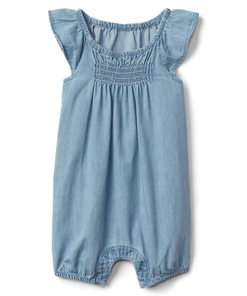 GAP(ギャップ)の「シャンブレー フラッタースリーブ ショートオール(ロンパース・キッズ・ライトインディゴブルー・80cm/60cm/70cm/90cm/50cm)」の1枚目の写真