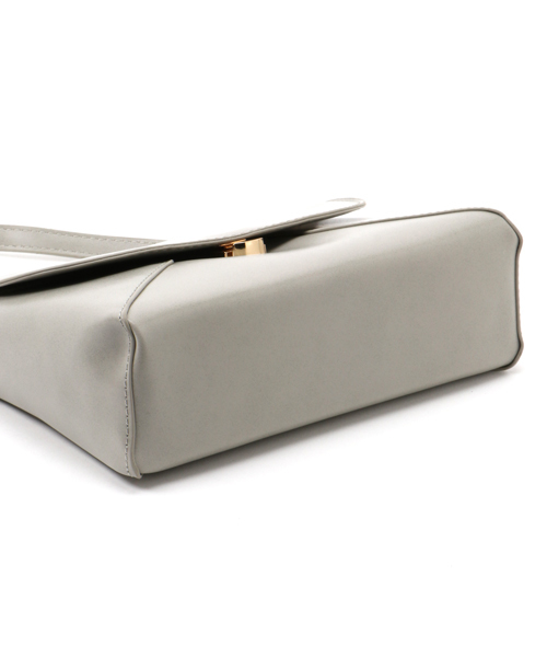 PLAIN CLOTHING（プレーンクロージング）の「Fレザーミニショルダーバッグ【PLAIN CLOTHING】（ショルダーバッグ・レディース・ブラック/ライトグレー/ベージュ・FREE）」の5枚目の写真