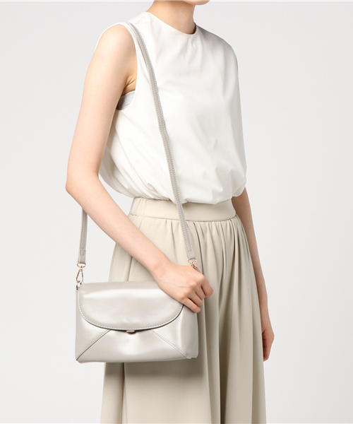 PLAIN CLOTHING（プレーンクロージング）の「Fレザーミニショルダーバッグ【PLAIN CLOTHING】（ショルダーバッグ・レディース・ブラック/ライトグレー/ベージュ・FREE）」の8枚目の写真