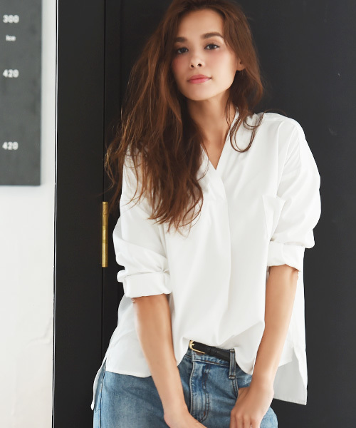 Luz Llena（ラズレナ）の「[贅沢ジョーゼット]ドロップショルダー・スキッパーシャツ（シャツ/ブラウス・レディース・オレンジ/オフホワイト/グレイッシュベージュ/ネイビー/ピンク・MEDIUM）」の2枚目の写真