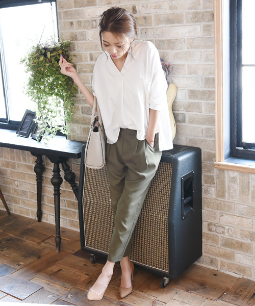 Luz Llena（ラズレナ）の「[贅沢ジョーゼット]ドロップショルダー・スキッパーシャツ（シャツ/ブラウス・レディース・オレンジ/オフホワイト/グレイッシュベージュ/ネイビー/ピンク・MEDIUM）」の6枚目の写真