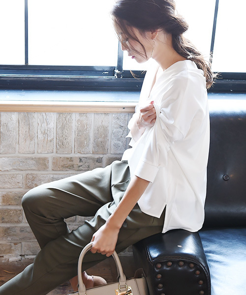 Luz Llena（ラズレナ）の「[贅沢ジョーゼット]ドロップショルダー・スキッパーシャツ（シャツ/ブラウス・レディース・オレンジ/オフホワイト/グレイッシュベージュ/ネイビー/ピンク・MEDIUM）」の7枚目の写真