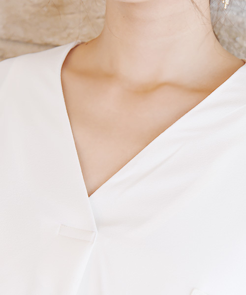 Luz Llena（ラズレナ）の「[贅沢ジョーゼット]ドロップショルダー・スキッパーシャツ（シャツ/ブラウス・レディース・オレンジ/オフホワイト/グレイッシュベージュ/ネイビー/ピンク・MEDIUM）」の14枚目の写真