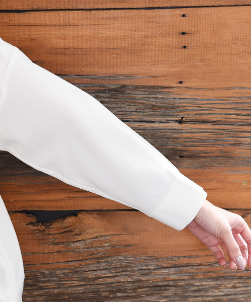 Luz Llena（ラズレナ）の「[贅沢ジョーゼット]ドロップショルダー・スキッパーシャツ（シャツ/ブラウス・レディース・オレンジ/オフホワイト/グレイッシュベージュ/ネイビー/ピンク・MEDIUM）」の16枚目の写真