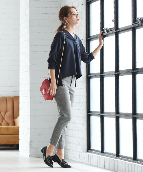 Luz Llena（ラズレナ）の「[贅沢ジョーゼット]ドロップショルダー・スキッパーシャツ（シャツ/ブラウス・レディース・オレンジ/オフホワイト/グレイッシュベージュ/ネイビー/ピンク・MEDIUM）」の20枚目の写真