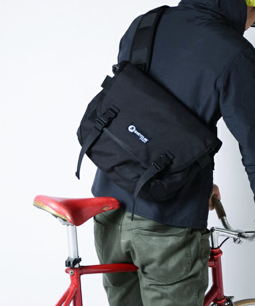 Anoutcommune(アナウトコミューン)の「BAICYCLON by Bagjack : Messenger bag-XS(メッセンジャーバッグ・メンズ・ブラック/グレー/ライム/ネイビー/レッド・FREE)」の18枚目の写真