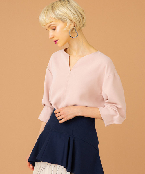 UNITED TOKYO(ユナイテッドトウキョウ)の「Vネックタックブラウス(シャツ/ブラウス・レディース・ブラック/ピンク/アイボリー/ライトベージュ/ブルー・1)」の4枚目の写真