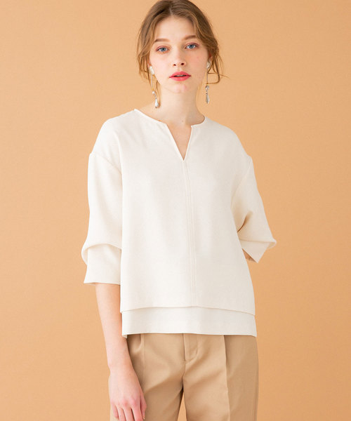 UNITED TOKYO(ユナイテッドトウキョウ)の「Vネックタックブラウス(シャツ/ブラウス・レディース・ブラック/ピンク/アイボリー/ライトベージュ/ブルー・1)」の2枚目の写真