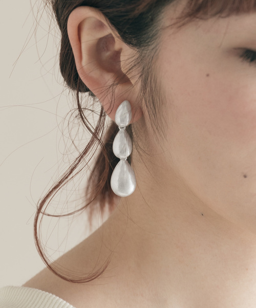 SMELLY(スメリー)の「ドロップメタルツナガリイヤリング(イヤリング(両耳用))」|シルバー