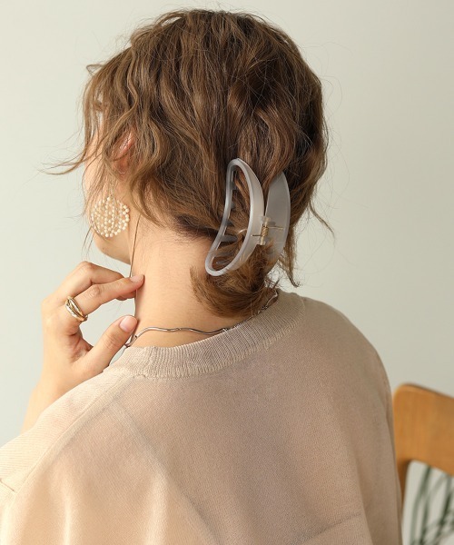 Bab(バブ)の「【WEB限定】ニュアンスカーブヘアクリップ(バレッタ/ヘアクリップ・レディース・グレー/オフホワイト/カーキ/ピンク/モカ・ONESIZE)」の3枚目の写真