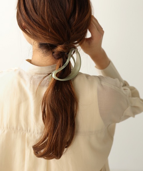Bab(バブ)の「【WEB限定】ニュアンスカーブヘアクリップ(バレッタ/ヘアクリップ・レディース・グレー/オフホワイト/カーキ/ピンク/モカ・ONESIZE)」の5枚目の写真