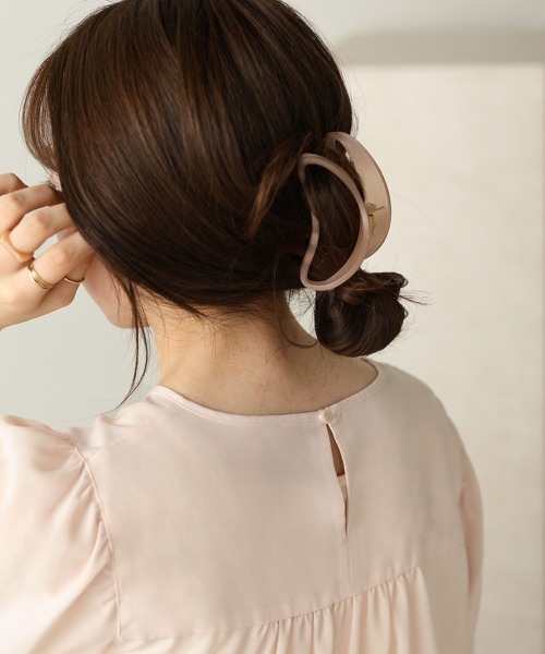 Bab(バブ)の「【WEB限定】ニュアンスカーブヘアクリップ(バレッタ/ヘアクリップ・レディース・グレー/オフホワイト/カーキ/ピンク/モカ・ONESIZE)」の4枚目の写真