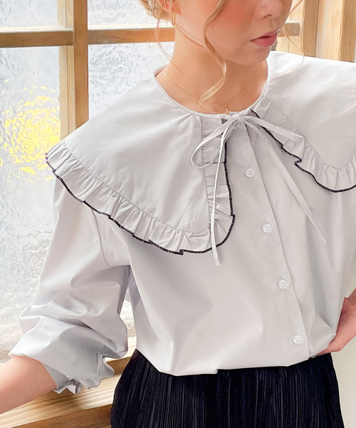 JUNOAH（ジュノア）の「配色ラインビッグフリルカラーシャツ（シャツ/ブラウス・レディース・ホワイト/ライトグレー・FREE）」の2枚目の写真