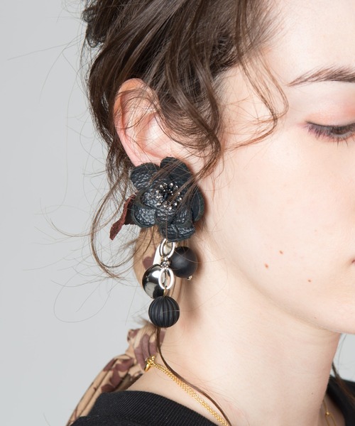LAYMEE（レイミー）の「Leather flower 2way earring / レザーフラワー