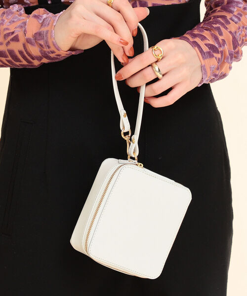 Ray BEAMS(レイビームス)の「Ray BEAMS / レザー ポーチ(ポーチ・レディース・ホワイト/ブラック/グリーン・ONE SIZE)」の2枚目の写真