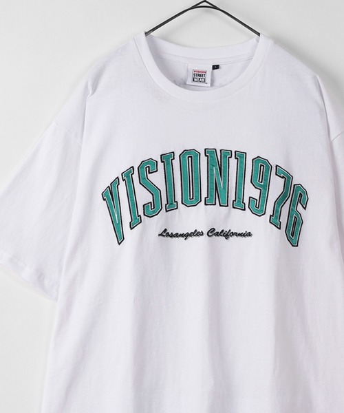 VISION STREET WEAR（ヴィジョンストリートウェア）の「【VISION STREET  WEAR/ヴィジョンストリートウェア】カレッジロゴ サテンワッペン半袖Tシャツ（Tシャツ/カットソー・メンズ・ホワイト/ブラック/グリーン/ブルーグレー・M/L/XL）」の2枚目の写真