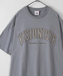 VISION STREET WEAR（ヴィジョンストリートウェア）の「【VISION STREET  WEAR/ヴィジョンストリートウェア】カレッジロゴ サテンワッペン半袖Tシャツ（Tシャツ/カットソー・メンズ）」