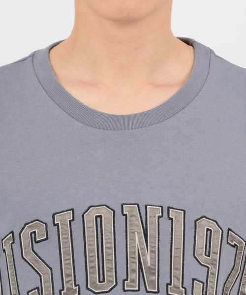 VISION STREET WEAR（ヴィジョンストリートウェア）の「【VISION STREET  WEAR/ヴィジョンストリートウェア】カレッジロゴ サテンワッペン半袖Tシャツ（Tシャツ/カットソー・メンズ・ホワイト/ブラック/グリーン/ブルーグレー・M/L/XL）」の7枚目の写真