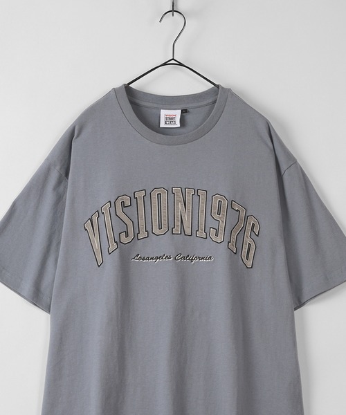 VISION STREET WEAR（ヴィジョンストリートウェア）の「【VISION STREET  WEAR/ヴィジョンストリートウェア】カレッジロゴ サテンワッペン半袖Tシャツ（Tシャツ/カットソー・メンズ・ホワイト/ブラック/グリーン/ブルーグレー・M/L/XL）」の22枚目の写真