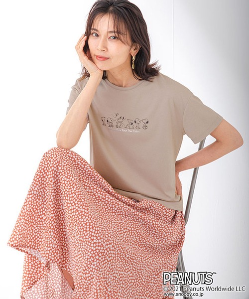 Petit Honfleur(プチオンフルール)の「【スヌーピー】フロントロゴプリント コラボTシャツ(Tシャツ/カットソー・レディース・ホワイト/ブルー/ベージュ・M/L)」の2枚目の写真