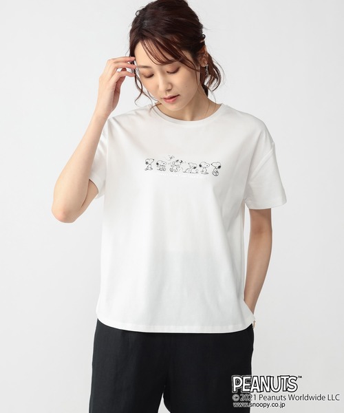 Petit Honfleur(プチオンフルール)の「【スヌーピー】フロントロゴプリント コラボTシャツ(Tシャツ/カットソー・レディース・ホワイト/ブルー/ベージュ・M/L)」の1枚目の写真