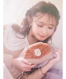 Maison de FLEUR（メゾンドフルール）の「ビジューファーポーチ（ポーチ・レディース）」