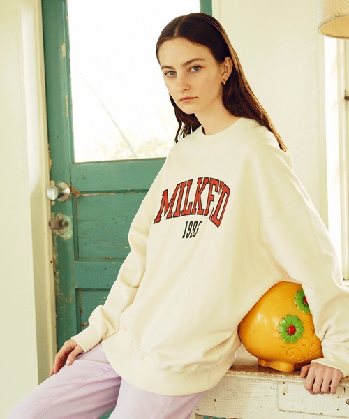 MILKFED.(ミルクフェド)の「COLLEGE SWEAT TOP(スウェット・レディース・オフホワイト/ブラック/アッシュ/ベージュ/ネイビー・ONE SIZE)」の2枚目の写真