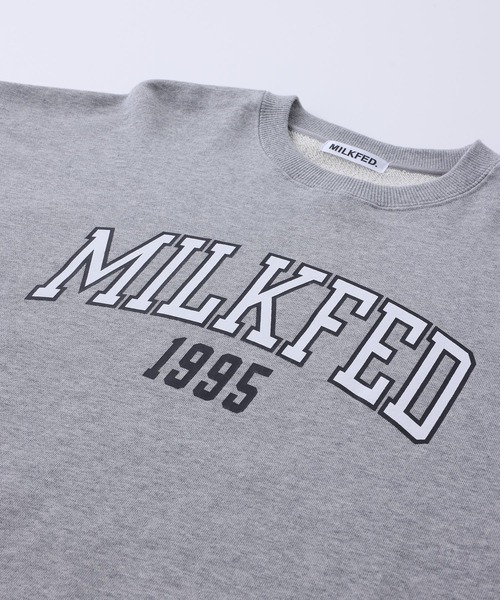 MILKFED.(ミルクフェド)の「COLLEGE SWEAT TOP(スウェット・レディース・オフホワイト/ブラック/アッシュ/ベージュ/ネイビー・ONE SIZE)」の8枚目の写真