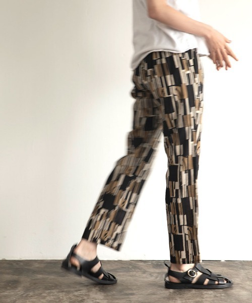 marjour（マージュール）の「GEOMETRIC PANTS（その他パンツ・レディース・ベージュ/レッド・M）」の2枚目の写真