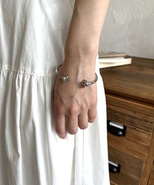 LIAN（リアン）の「ノットデザインバングル（バングル/リストバンド・レディース・シルバー/ゴールド・FREE）」の12枚目の写真