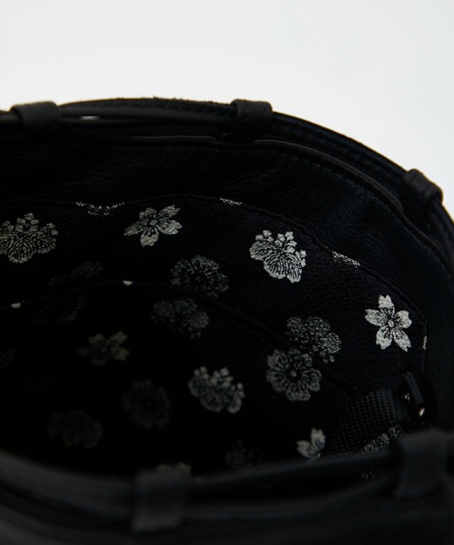 yorozu（ヨロズ）の「STUDIOUS別注 キリハナ防水巾着 30（ハンドバッグ・メンズ・ブラック・FREE）」の12枚目の写真