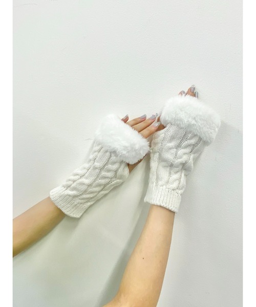WC（ダブル シー）の「フェイクファーニットショートアームカバー（アームカバー・レディース・ホワイト/ブラック・FREE）」の2枚目の写真