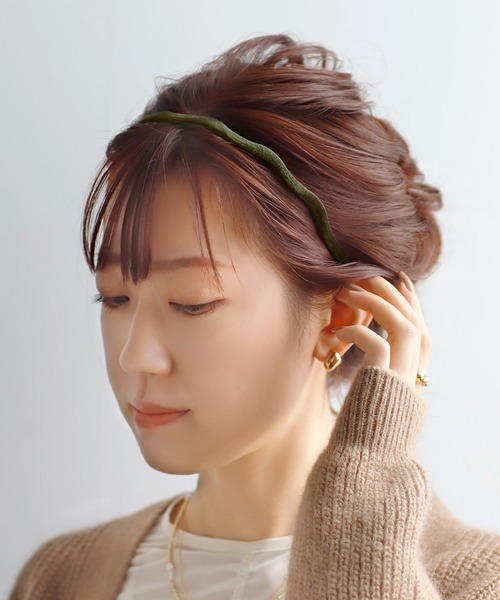 ANEMONE（アネモネ）の「ベロアウェーブスリムカチューシャ（カチューシャ・レディース・ブラック/ブラウン/カーキ/グレー/ベージュ・FREE）」の5枚目の写真