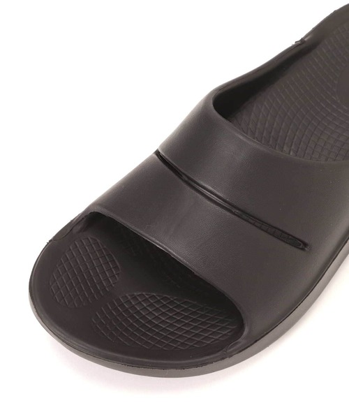 OOFOS（ウーフォス）の「OOFOS/ウーフォス Ooahh リカバリーサンダル　WOMENS ウィメンズ（サンダル・レディース・ブラック/パープル・23.0/25.0/24.0）」の14枚目の写真