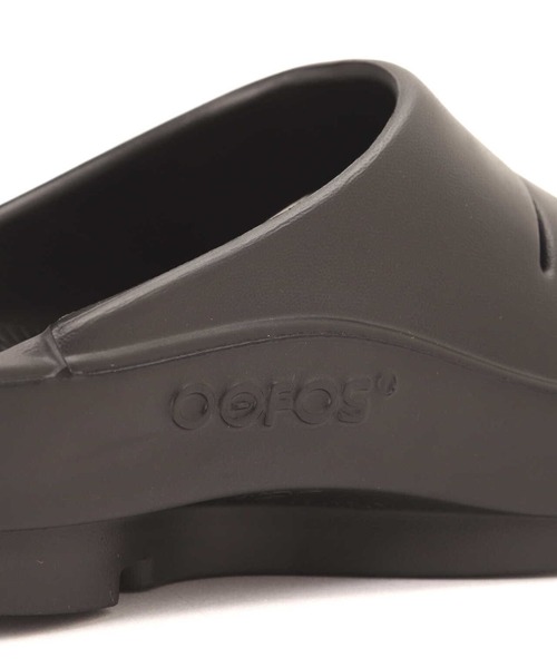 OOFOS（ウーフォス）の「OOFOS/ウーフォス Ooahh リカバリーサンダル　WOMENS ウィメンズ（サンダル・レディース・ブラック/パープル・23.0/25.0/24.0）」の17枚目の写真